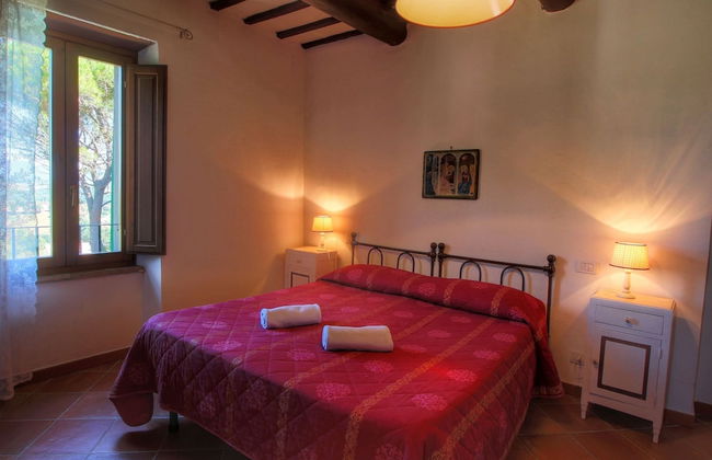 Beautiful Farmhouse with Hot Tub in Umbria - Photo 2