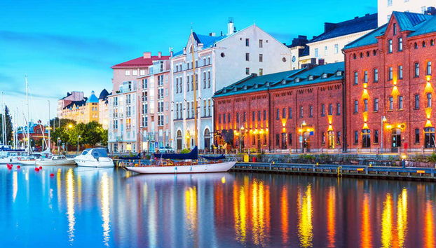 Contemplando la vista su Helsinki