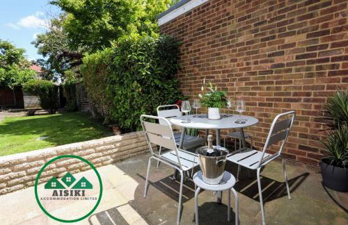 Aisiki Stays Apartments at Hillingdon, 3-Bedroom & 2-Bathroom, Pet-Friendly House with Garden, King or Twin Beds with Free WiFi and Parking Space - Foto 17