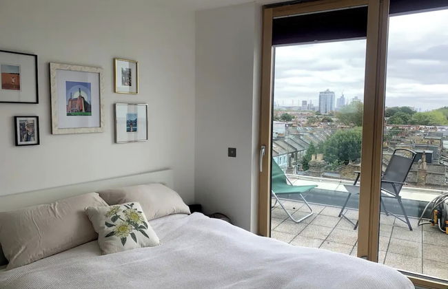 Stylish 2BD Flat With Private Balcony - Battersea - Foto 1