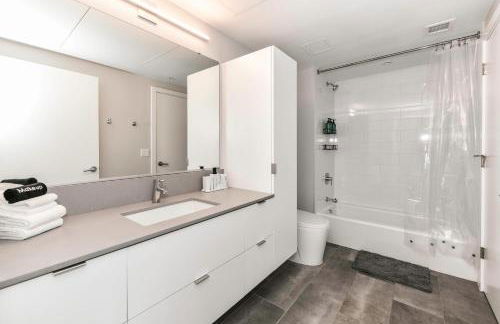 Posh 2BR Retreat Gym, Prkng and Scenic Rooftop - Photo 25