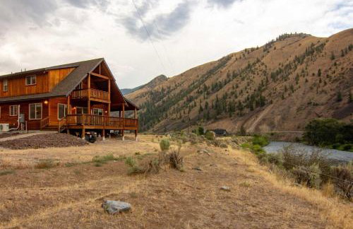 Stunning Salmon Riverfront Cabin - Foto 34