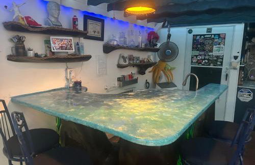 Artistic Retreat, King Suite with Private Balcony! - Foto 39