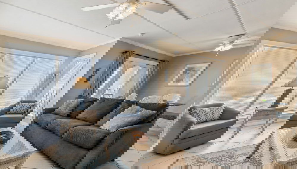 Coast View Condo Featuring Large Windows Overlooking the Beach by RedAwning - Foto 1, Imagen principal