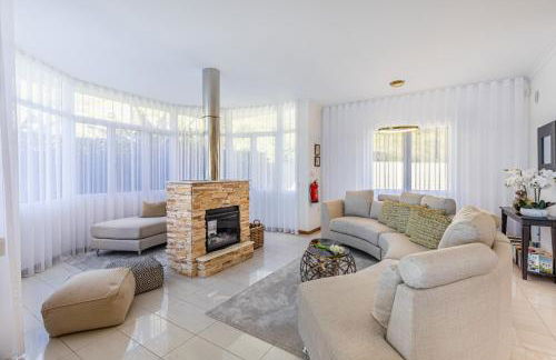 Luxury villa with private heated pool, garden and views of the sea and mountains. - Photo 52