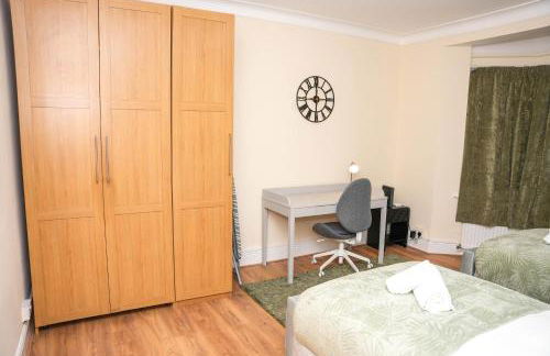 Large 4 Bedroom House Near Heathrow and M4 Free Parking - Foto 20