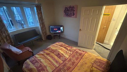 Eastcote London Retreat 3 min walk to Tube 30 min to central London , Free parking 3 cars, Private 1st Floor 2 Bedroom Suite 2 smart TVs with Fully Equipped Kitchen and Bathroom - Foto 3