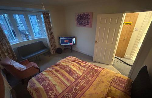 Eastcote London Retreat 3 min walk to Tube 30 min to central London , Free parking 3 cars, Private 1st Floor 2 Bedroom Suite 2 smart TVs with Fully Equipped Kitchen and Bathroom - Foto 3