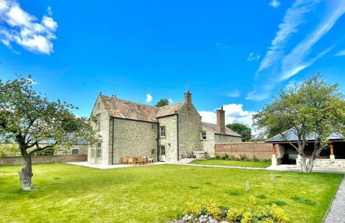 Hollins Farmhouse - Photo 1