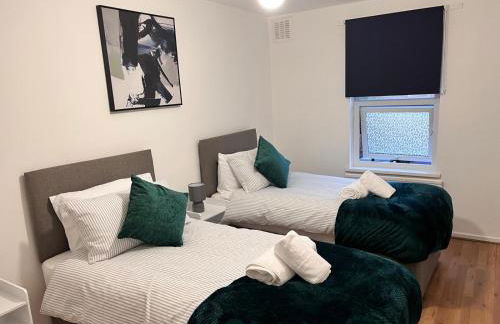 Abbey Wood Serviced Apartment 3BRH Free Wi-Fi Parking Tea and Coffee - Photo 1