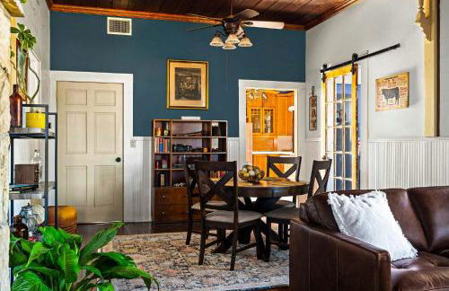 Kingsby Farmhouse - 1BR with 2 Queens & Mountain Views - Photo 11