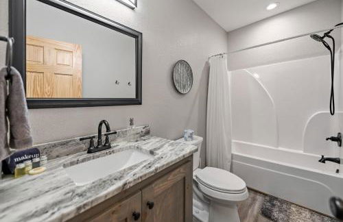 Chardonnay Chalet - Luxe Modern Chalet - Hot Tub, Wi-Fi, Fire Pit, Game Room, Amazing Deck - 15 min to Blue Ridge - Foto 46