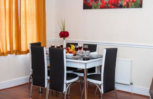 Royale Green View House- free parking, Wifi, Perfect for Contractors and Holiday - Photo 9