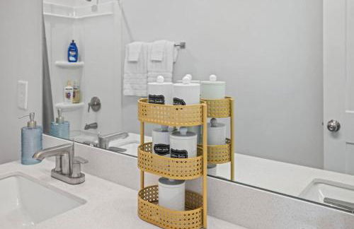 NEW Luxury Condo, Rooftop Terrace, EV Charger! - Foto 46