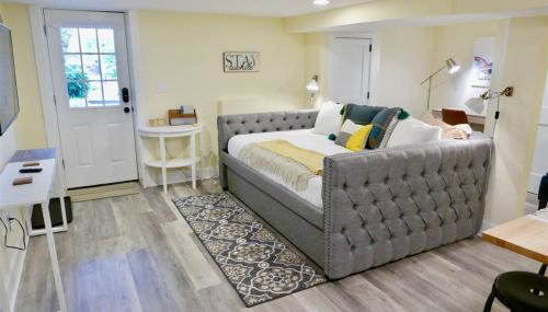 Cozy Industrial Bijou Studio with parking - Photo 2
