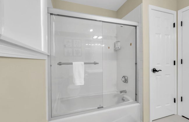 Family Retreat With Autumn Views and Fireplace - Photo 43