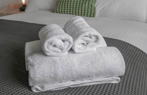 Heathercroft House-Modern 3 bedroom house with stunning views - Photo 16