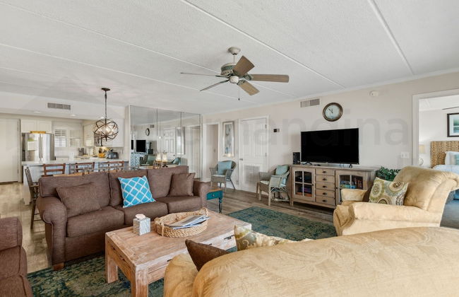 Upper Unit Condo Overlooking Both the Ocean Pier and Swimming Pool by RedAwning - Foto 14