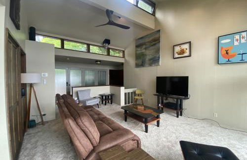 PNW MCM 155ft Private Waterfront Gem on Raft Island with Hot Tub - Foto 10