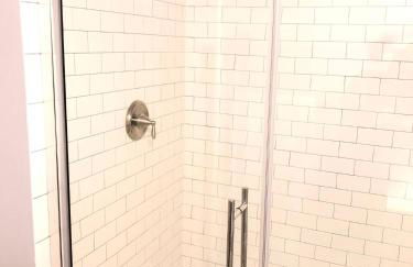 Renovated 3 bedroom close to downtown! - Photo 16