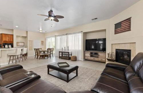 Stylish Silver Falls 4BR KING Master Game Room - Photo 3