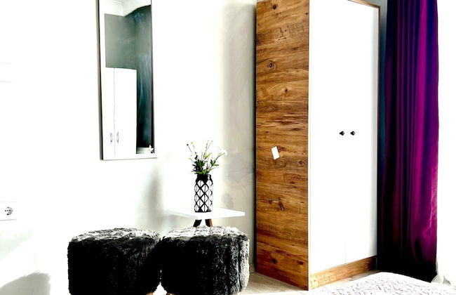 Perfect Lake view Entire Apartment - Photo 5