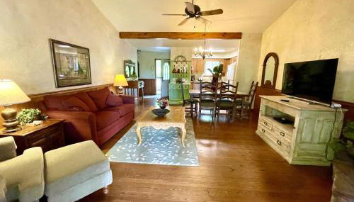 C9, Two bedroom, two bath, log-sided, lake view cottage with hot tub cottage - Foto 2