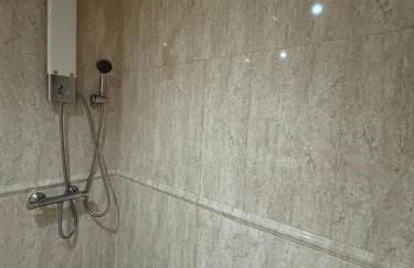 Enjoy the sun and pool in this fabulous apartment - Foto 21