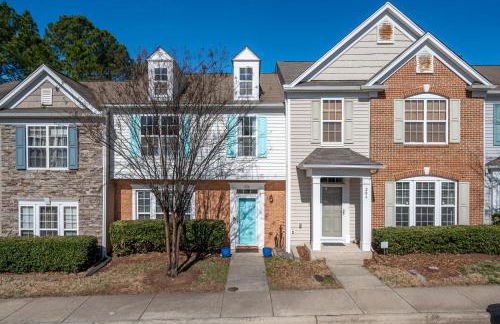 Modern 3-BR Townhome w Private Backyard Near RTP - Foto 64