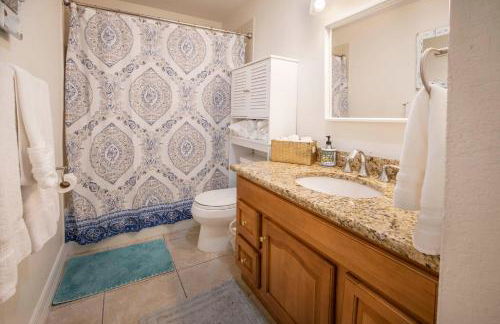 Village Breeze - Heated Pool, Private Patio, Village and Beach! - Foto 3