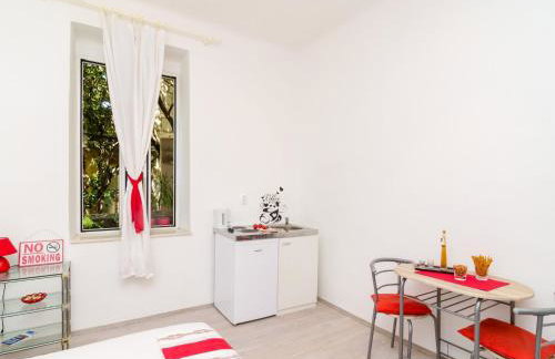 Apartment Caceris - Comfort Studio Apartment with Terrace - Photo 1