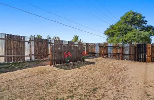 Desert Serenity in Yucca/Joshua Tree w/AC & Fire pit - Foto 17