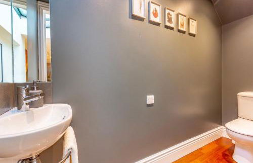 Luxury Spacious Flat For 4 Guests & Free Parking - Photo 19