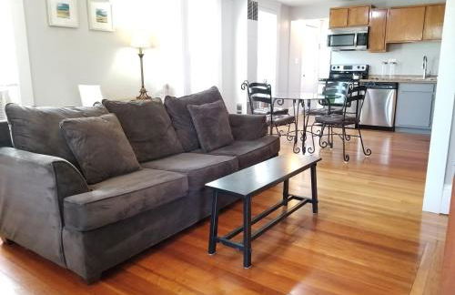 Bright Front Facing Unit - Private Front Farmers Porch - Foto 18