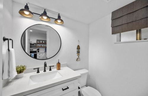 Seabrook 3BR Sleeps 10 w Backyard, Fire Pit Near Kemah - Foto 10