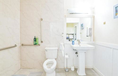 6 bedrooms, Walking distance to airport - Foto 31