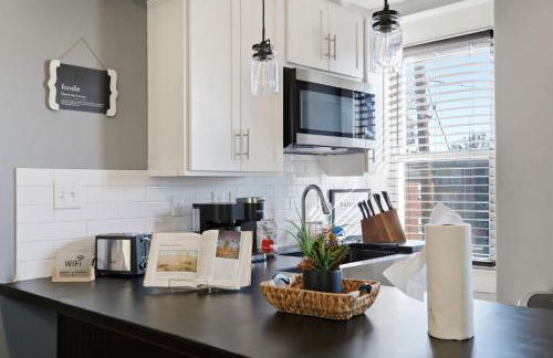 Elegant Historic Apartment with Craftsman Details - Foto 17