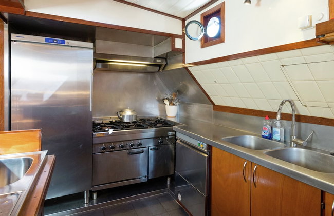 Boat in Leiden Near City Center & Museums - Foto 15