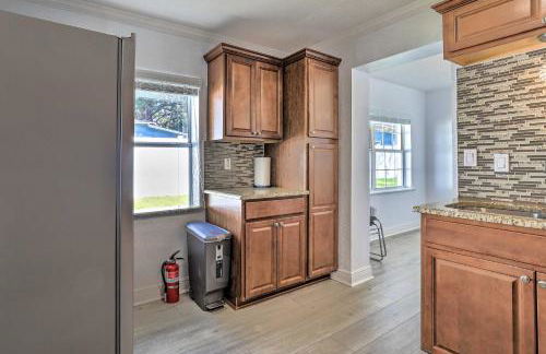 Chic Home with Fire Pit and Patio, Walk to Lake! - Foto 12