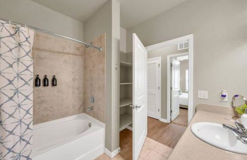 3BR Family Suite | Pool, Games, Gym, Free Parking - Foto 23