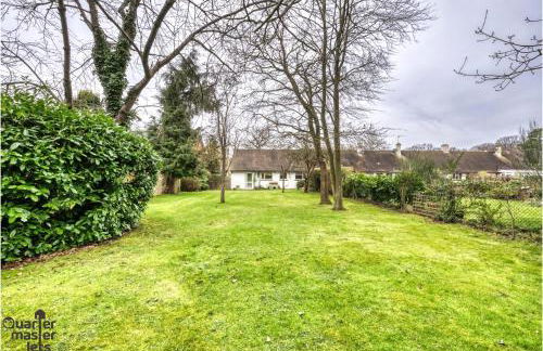 2 Bedroom Bungalow with Parking that Sleeps 6 - Photo 22