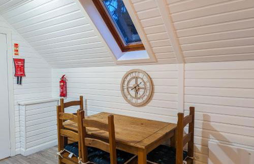 Boann 5 - Hot Tub-Hunting Tower Lodges-Luxury-Families-Romantic - Photo 9