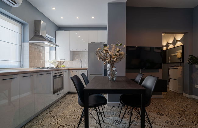 Chic Black White 2BR Retreat on Dambovitei - Foto 17