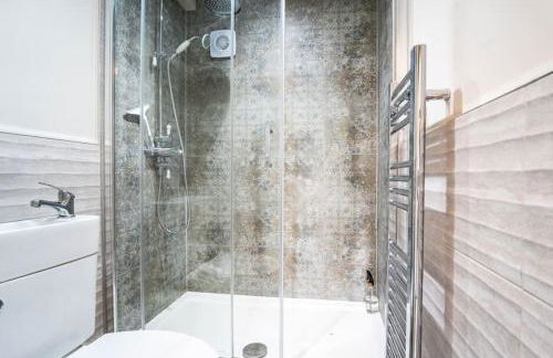 Large 5-Bedroom Farmhouse Sleeps 10 with Parking and Wifi - Foto 13