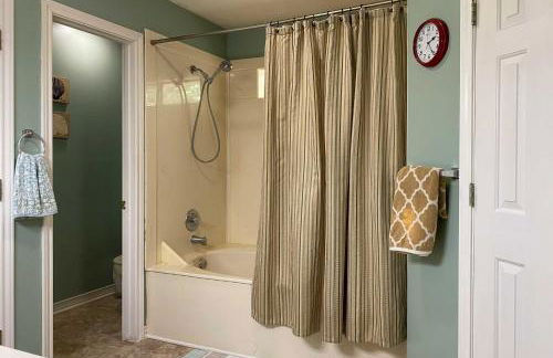 Cozy College Station Home with Patio and Fireplace - Foto 16