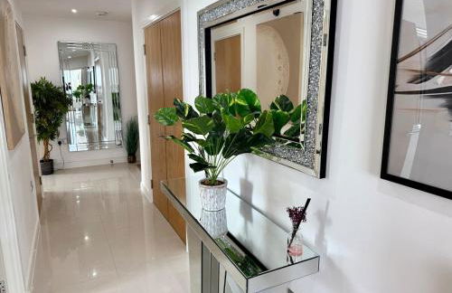 Luxury Waterfront Apartment With Panoramic View - Photo 9