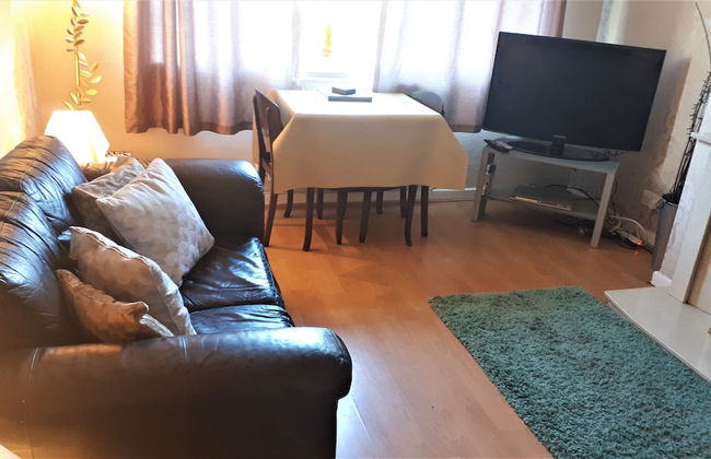 Pet Friendly - 7 Guests - Idyllic Village - Photo 3