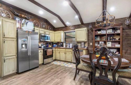 Stockyards 5 mins!-New!-Sleeps 8. Cowboy Bungalow - Foto 36