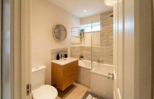 Modern 4-Bedroom Home, Ideal for Relocation, Ideal for Leisure Stays, Guests 8, Free WiFi - Foto 6