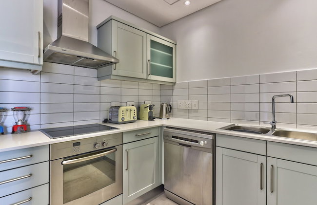 Luxury Three Bedroom Apartment - Fully Furnished and Equipped - Photo 12